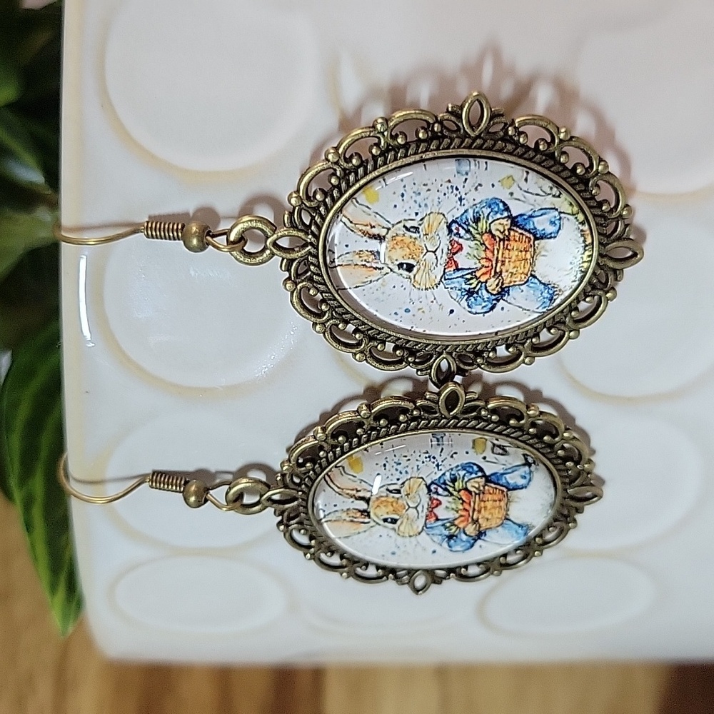 🔥LAST PAIR🔥 Vintage Peter Rabbit Cameo Earrings